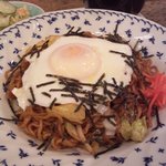 花 - 屋台風焼きそばの上に目玉焼き
