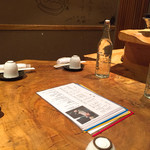 串駒房 - 大木輪切りのテーブル
