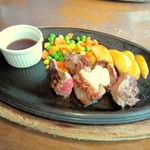 Mainichi Bokujou - ランチステーキ　￥1180　※サラダバイキング＆ワンドリンク付き