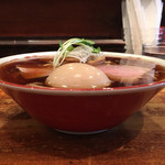 中華そば しば田 - スープなみなみ注がれてます。