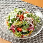 17종류의 채색 야채 샐러드