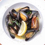 Mussels steamed in white wine with black pepper flavor