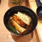 鰻前えとう - お味噌汁、具は栃尾の油揚げと岡山葱