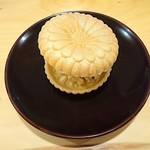 鰻前えとう - かりんとう入りアイス最中