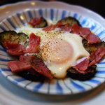 立呑亭 帆立屋 - もう中毒？なすベーコンエッグ
