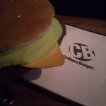 メニューブックと、店内のバーガーのぬいぐるみ。