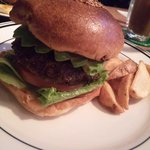 見た目以上のボリューム。　アボガドバーガー