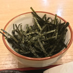 味奈登庵 - 富士山盛りの時は海苔別添えになる。
      ま、これだけのそばの頭頂部だけに海苔が載せられていても、ねぇ。
      海苔もプリタツなところが、さすが味奈登庵