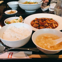 過門香 赤坂溜池山王店 - 麻婆プリフィクスランチ @1,500円
                ちなみに奥は一緒に伺った同僚の坦々麺。麻婆豆腐と同じく山椒で痺れる辛さとのこと。
                辛いもの好きな私ですが、次回は辛くないメニューをオーダーしようと思いました。
