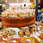 つるやパン - 店内（パン売り場）