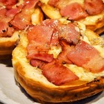 つるやパン - まるい食パン（ベーコン＆ゴルゴンゾーラチーズトッピング）