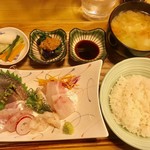 お魚 たねすけ - おさしみ定食1,000円(税込)はご飯とお味噌汁がお替り1回無料です
