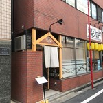 お魚 たねすけ - 鶏ジローさんのお隣に目立たない入口が…