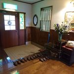 ホワイトペンション - エントランスの風景　2017.9