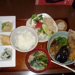 加香 - 日替わり定食　カレイのから揚げ　味噌汁　3種　サラダ