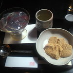 大極殿本舗 六角店 - 桜蜜の琥珀流しとわらび餅