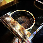 焼鳥初鳥 - 店内風景（創業当時からの注ぎ足しのたれ）