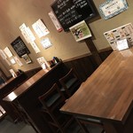 串処一龍 - 一階はバル風のテーブル席