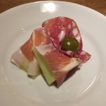 スガハラ - 生ハム + クラウンメロン + トスカーナ サラミ + 小桃の酢漬け（アップ）