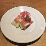 スガハラ - 生ハム + クラウンメロン + トスカーナ サラミ + 小桃の酢漬け