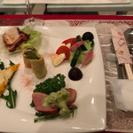 カフェレストラン  びすとろアン - 鴨のアボガド添え、チーズ.ラディッシュ.ズッキーニの枝豆ソース、タコの？、ピザ、大豆と？のクレープ？巻