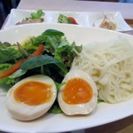 だし処 兵四郎 - 麺は冷たいサラダ麺に仕上げてありました。
            