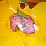 肉屋 雪月花 NAGOYA - 神戸牛トモサンカクのローストビーフ、シャインマスカット、白桃