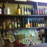 海鮮厨房 匠 - 焼酎などのボトルがずらりと並ぶカウンター