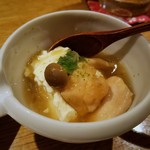 Shukou Uraya - お通し、鶏肉とジーマミー豆腐の煮物