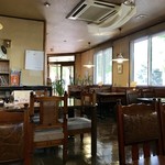 喫茶 俺ん家゛ - テーブル席並ぶ店内です。