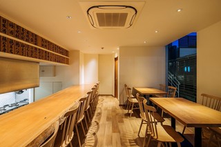 Izakaya Akari - ２階はカウンター席とテーブル席になっております
