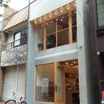 サイドウォークスタンド イノカシラ - お店外観。