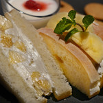 資生堂パーラー - 山県産もんげーバナナ®のサンドウィッチ