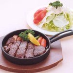 Sarada No Mise Sancho - 牛フィレを使ったステーキは、お肉も柔らかくで美味しいと好評。