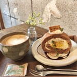 SOROR - かぼちゃプリンのキャラメルロールケーキセット 900円(税込)
      カフェラテ