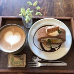 SOROR - かぼちゃプリンのキャラメルロールケーキセット 900円(税込)
      カフェラテ