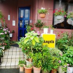 エンジェルズ - 入口•••小学生以下、お子様の同伴はご遠慮下さい」の札が下がってます^^;