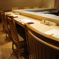 鮨 福元 - ヒノキのカウンターでごゆっくりとお食事をお楽しみ下さい