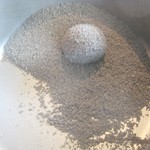 キュイジーヌ[s] ミッシェル・トロワグロ - エスカルゴのイカスミパン粉揚げ