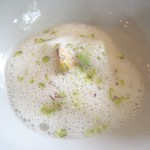 キュイジーヌ[s] ミッシェル・トロワグロ - アミューズ・ブーシュ（モン・サン＝ミシェル産ムール貝とズッキーニ　ナージュの泡）