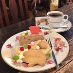 バブーシュカ - ケーキ2種プレート 1000円(税込)
      ・栗のチーズケーキ
      ・さつまいもとりんごのケーキ
      ホットコーヒー 200円(税込)セット価格