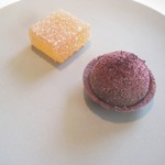 キュイジーヌ[s] ミッシェル・トロワグロ - パート・ド・フリュイ、カシスとフランボワーズのチョコタルト？