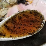 MEN-EIJI - ＢＬＡＣＫ海苔ラーメンのスープ