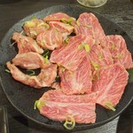 炭火焼肉ホルモン390 - カシラ、和牛ツラミ