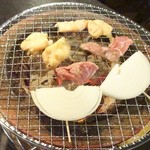 炭火焼肉ホルモン390 - 銀のホルモン、カシラ、玉葱(焼き)