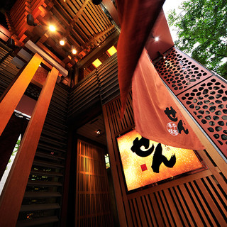 Tedukuri Shunsai To Washoku Sen - 玄関のモニュメントが水と光のまどろみを映し出す
