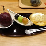 柚木元 - デザートは、パッションフルーツのムースとブドウに葛栗粉餅