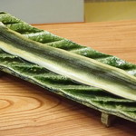 柚木元 - ７００ｇクラスの天然鰻！皿と同じく緑がかっているので、まるで模様ですね(^-^)