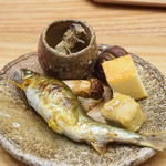 柚木元 - 奥は巨大なオニスズメバチのへぼです