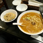 中華食堂 Pata-Pata - 担々麺(¥800)麺大盛(+¥200)&半炒飯(¥450)
            計¥1,450 の注文。いささか高くついた感は否めないが、味には満足。